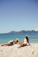 Notre zone d'activité pour ce service Vega La Plage : Plage privée pour louer un transat à la journée avec espace restaurant, bar à cocktails et ambiance assurée avec musique 